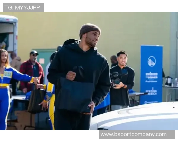 佩顿二世携手公益快闪活动免费发放食品杂货传递爱心温暖 佩顿二世携手公益快闪活动免费发放食品杂货传递爱心温暖