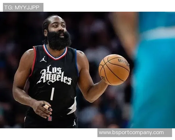 哈登三分火力全开半场独得26分快船领先太阳16分小卡与狄龙合力贡献28分