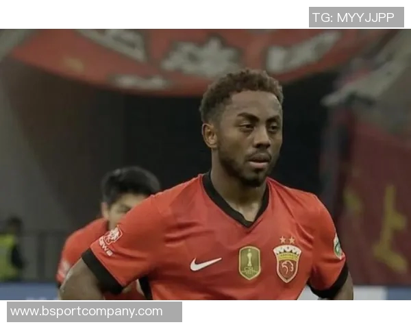 上海海港全力备战新赛季加布里埃尔回归训练场积极恢复状态