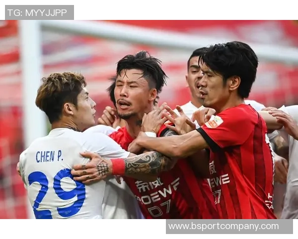 张琳芃与林加德场上冲突激烈主裁判果断出示黄牌警告两人