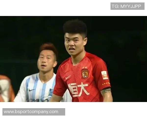 媒体人解读杨立瑜竖大拇指事件背后的真实情感与球迷互动的误解 媒体人解读杨立瑜竖大拇指事件背后的真实情感与球迷互动的误解