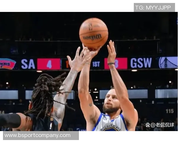 库里虽因伤缺阵但热情与小球迷互动合影展现亲和力 库里虽因伤缺阵但热情与小球迷互动合影展现亲和力