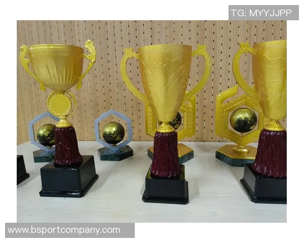 弗拉门戈球迷欢庆夺冠喜悦中奖杯疑似受损引发关注