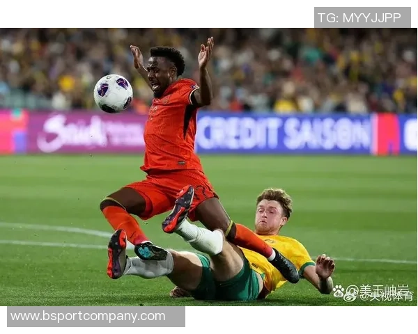 英媒报道卡拉菲奥里因髋部伤缺席下轮世预赛独自训练