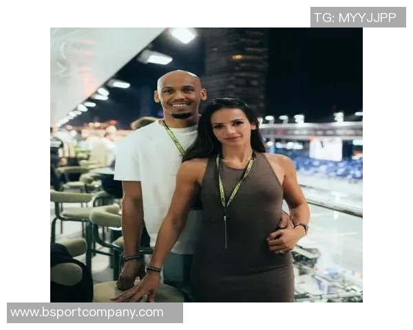 小吧社交秀：胡梅尔斯女友惊艳T台卡卡贝克汉姆同框引发热议