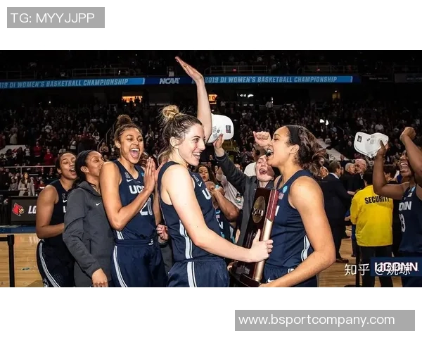 佩奇携女友与队友重返母校共同庆祝NCAA冠军戒指荣耀时刻